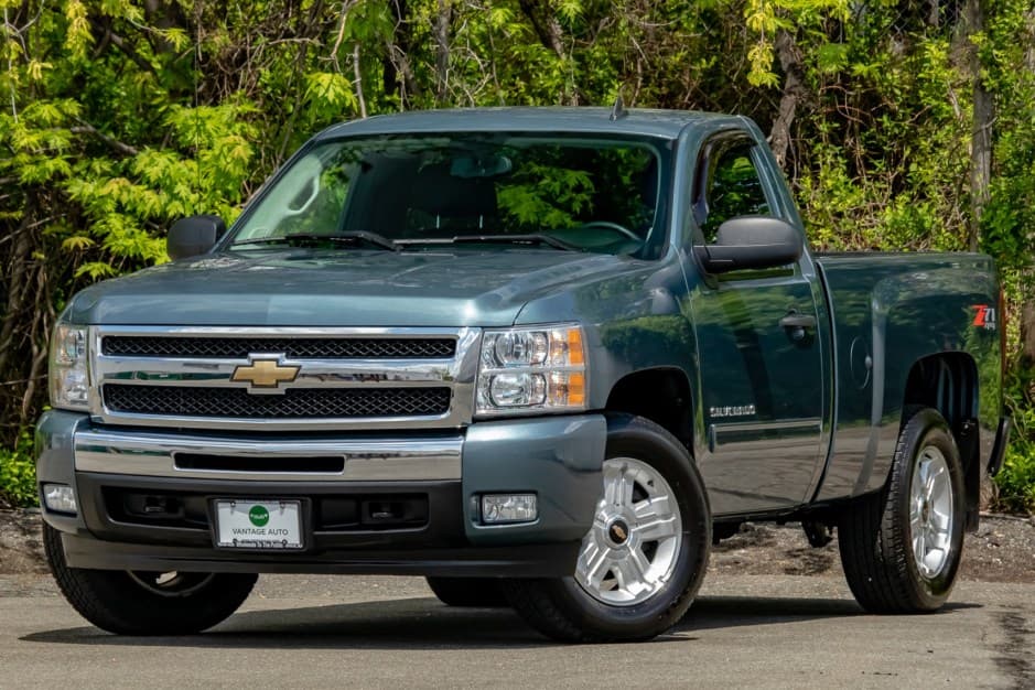 2011 Chevrolet Silverado GMT900 (2007-2013) sold for $28,600