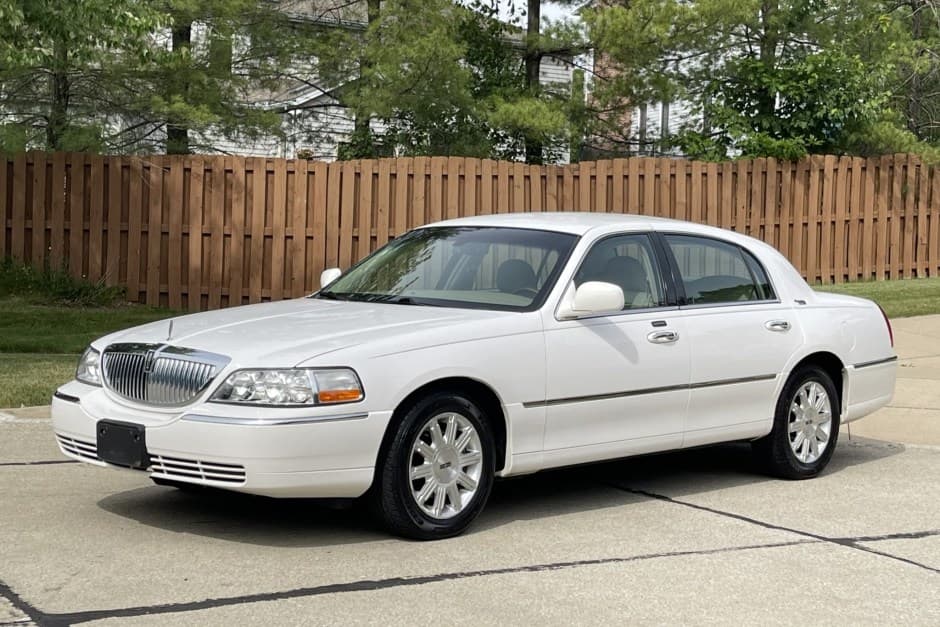 2010 Lincoln Town Car sold for $19,000