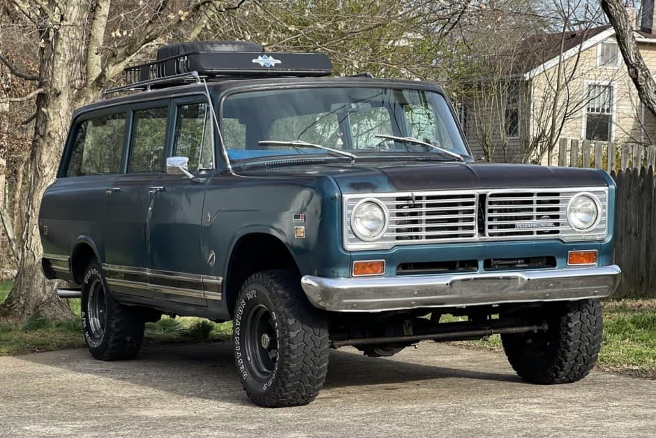 1972 International Harvester Travelall sold for $6,500