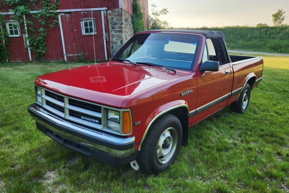 1990 Dodge Dakota (1987-1996) sold for $9,390