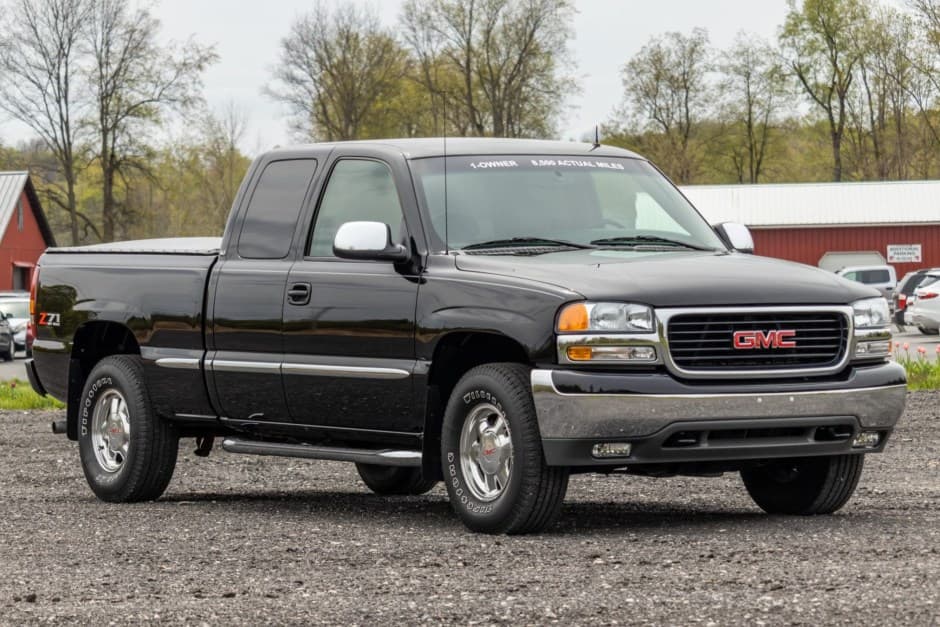 2002 GMC Sierra (GMT800 1999-2007) sold for $31,500