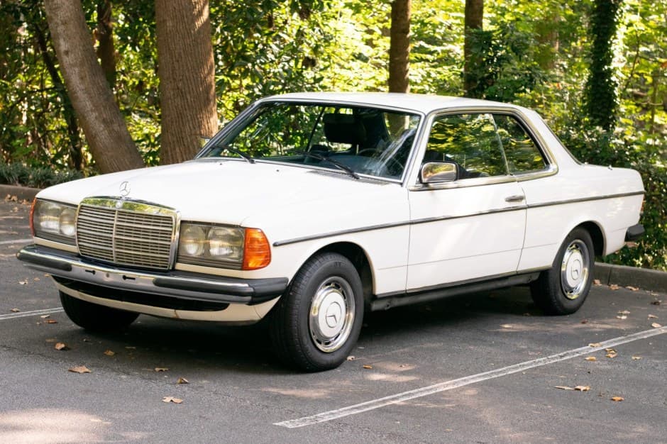 1982 Mercedes-Benz W123 sold for $9,500