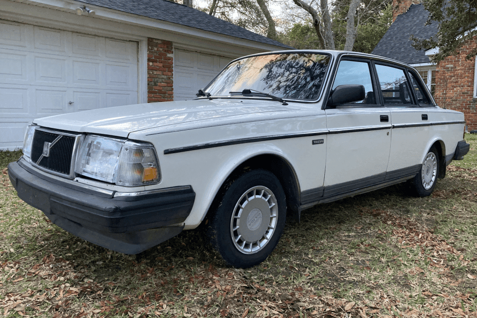 1989 Volvo 240 sold for $4,744
