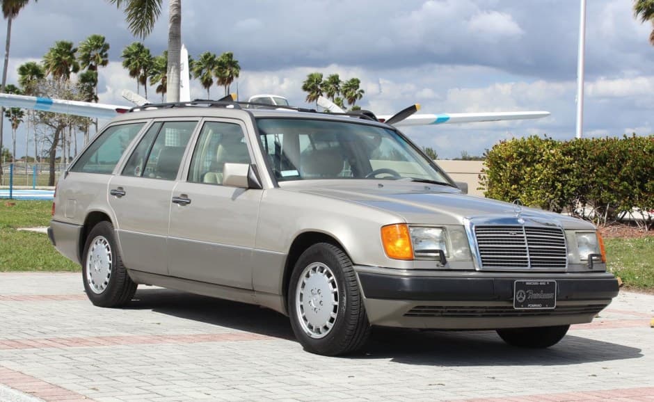 1992 Mercedes-Benz W124 E-Class sold for $9,100