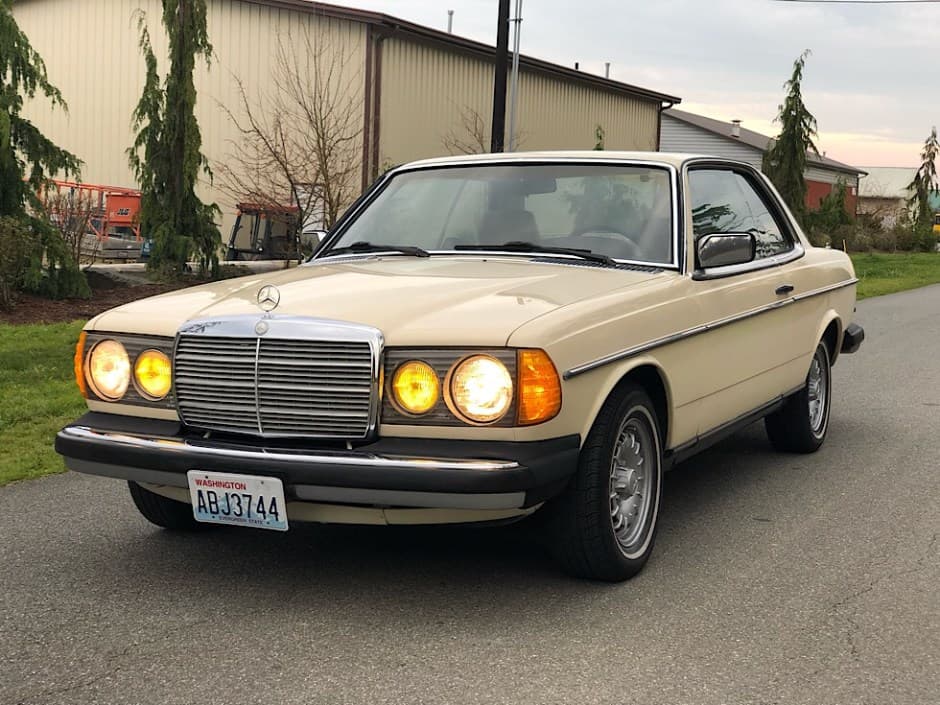 1982 Mercedes-Benz W123 sold for $9,200