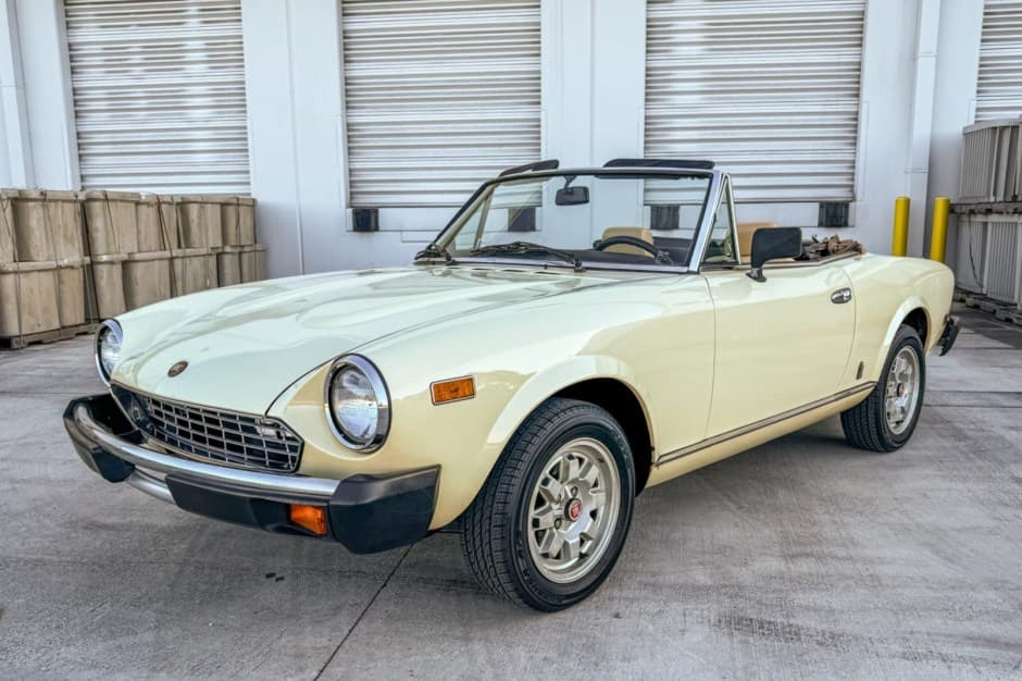 1982 Fiat 124 Spider (1966-1985) sold for $9,500