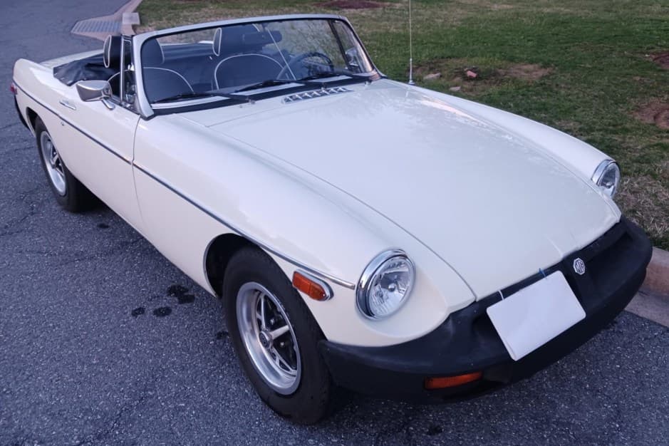1977 MG MGB sold for $6,100