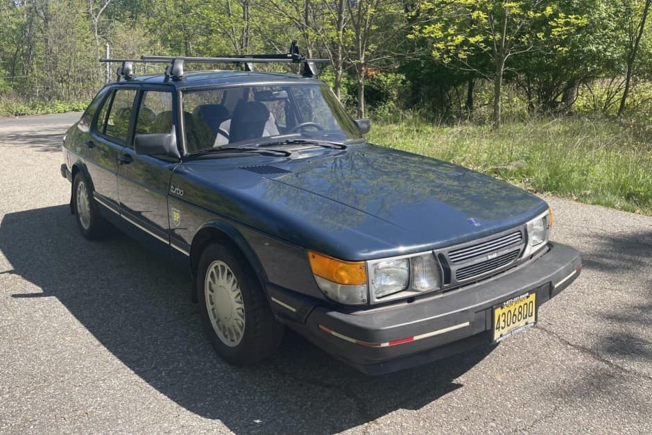 1985 Saab 900 sold for $5,350