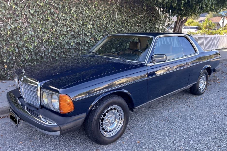 1983 Mercedes-Benz W123 sold for $15,000