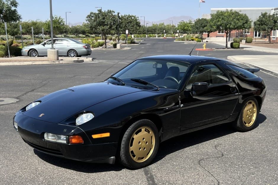 1990 Porsche 928 sold for $10,500