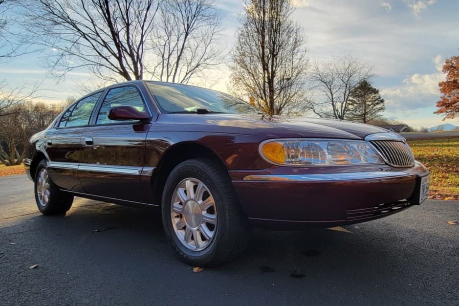 2001 Lincoln Continental (1995-2002) sold for $9,100