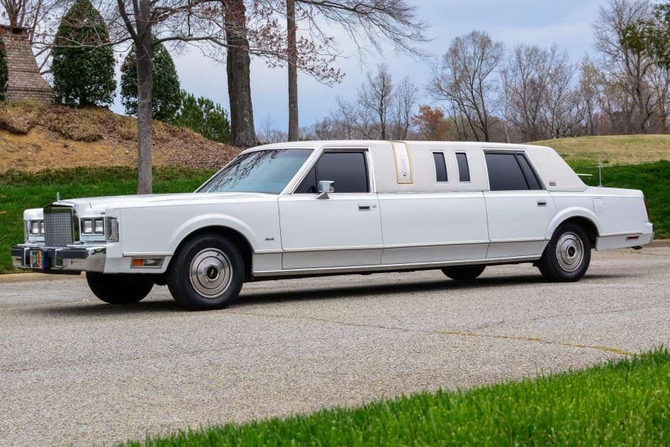 1985 Lincoln Town Car sold for $5,750