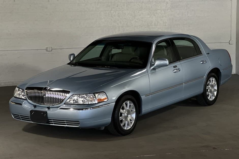 2009 Lincoln Town Car sold for $18,000