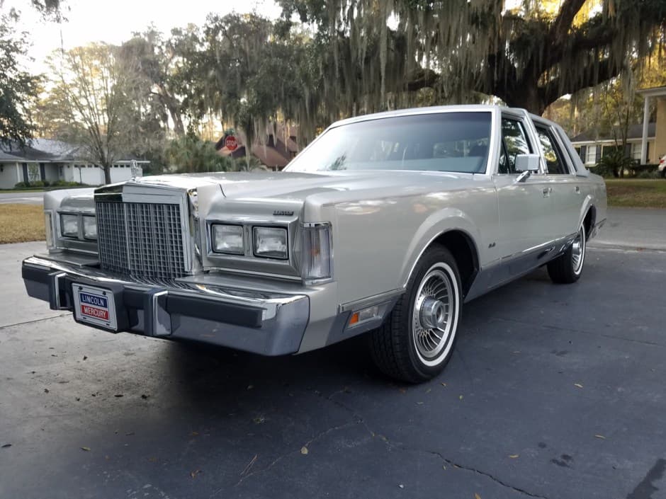 1986 Lincoln Town Car sold for $11,250
