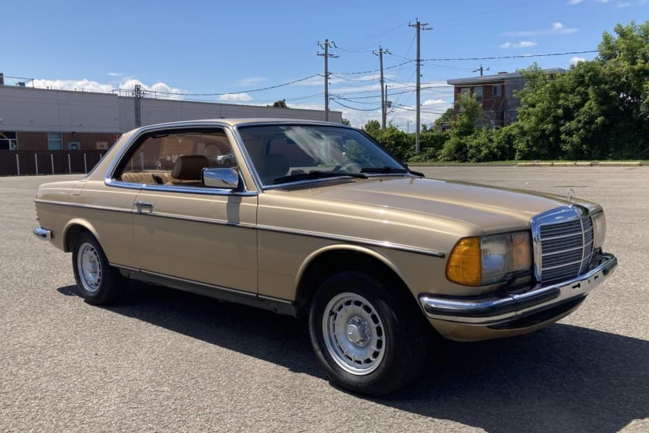 1985 Mercedes-Benz W123 sold for $8,200