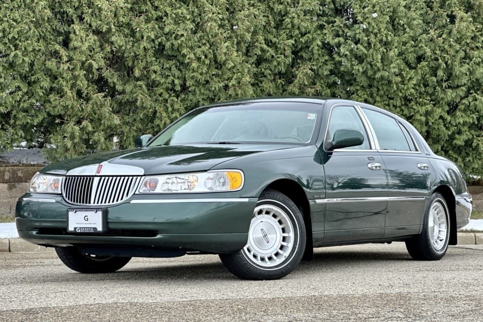 1999 Lincoln Town Car sold for $9,850