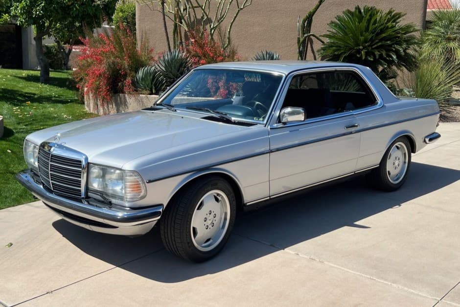 1981 Mercedes-Benz W123 sold for $11,500