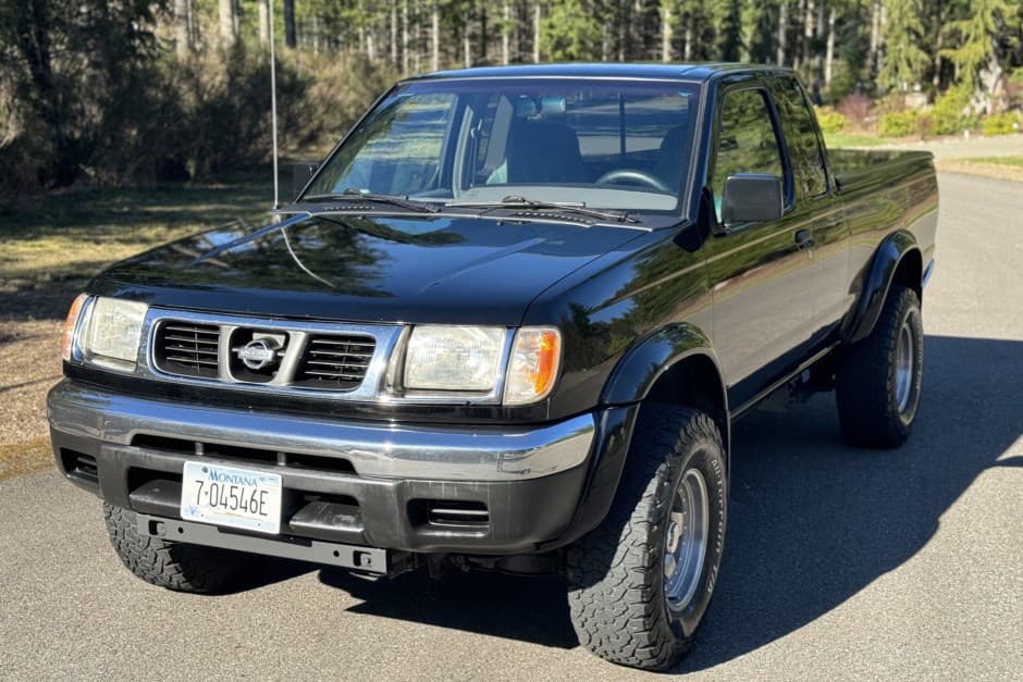 2000 Nissan Pickup sold for $8,950