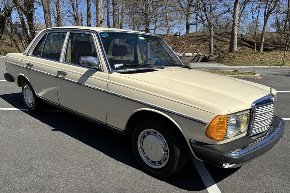 1982 Mercedes-Benz W123 sold for $9,600