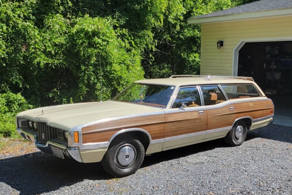 1971 Ford Country Squire sold for $15,500