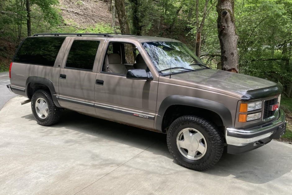 1997 GMC Suburban (GMT400 1992-1999) sold for $17,550