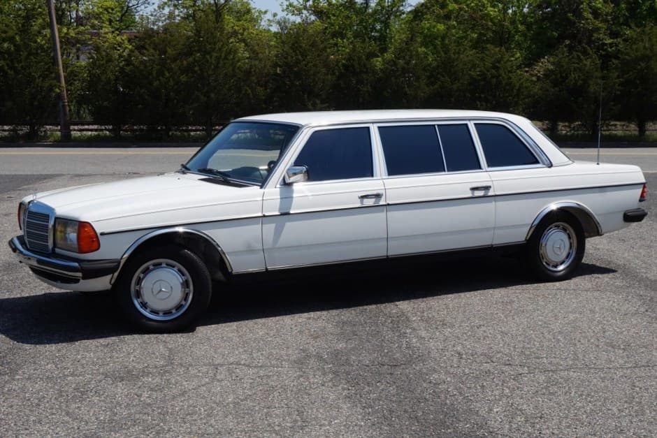 1985 Mercedes-Benz W123 sold for $21,250