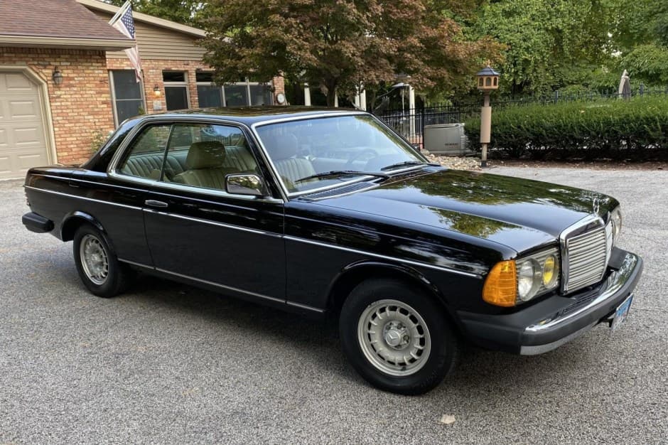 1982 Mercedes-Benz W123 sold for $13,500