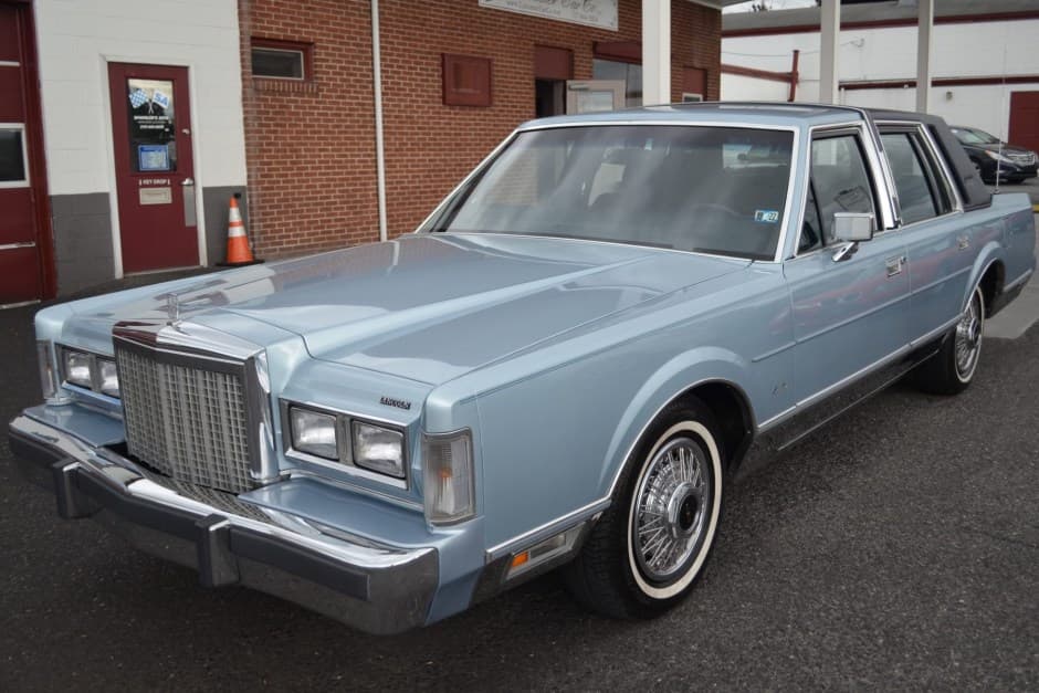 1987 Lincoln Town Car sold for $9,200