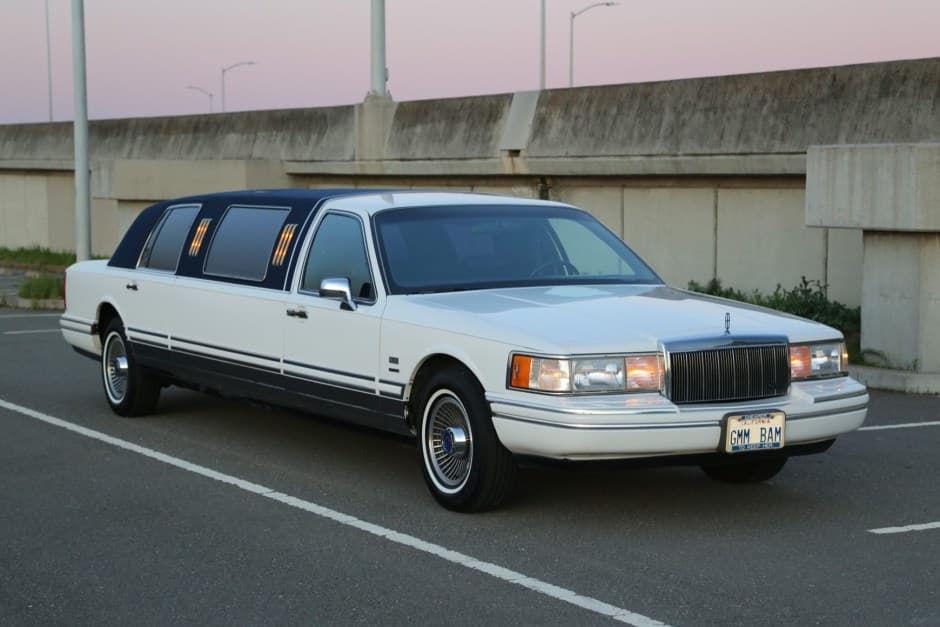 1992 Lincoln Town Car sold for $18,269