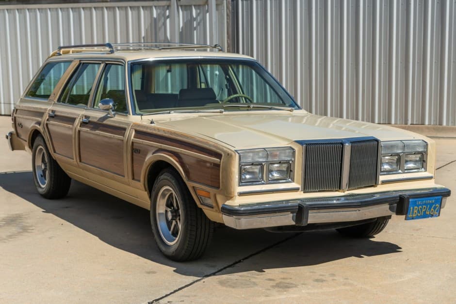 1981 Chrysler Town & Country sold for $12,250