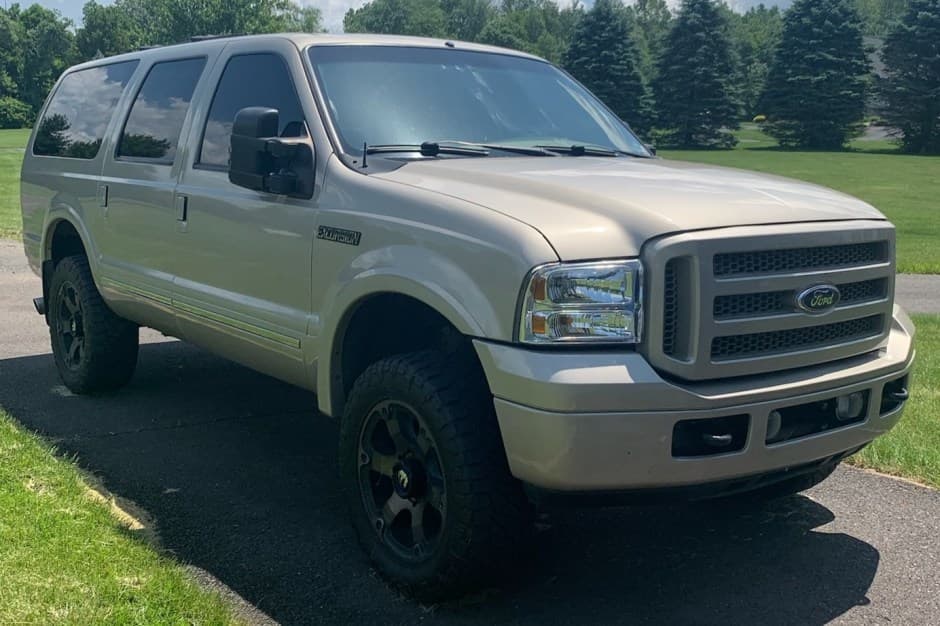 2005 Ford Excursion sold for $27,750