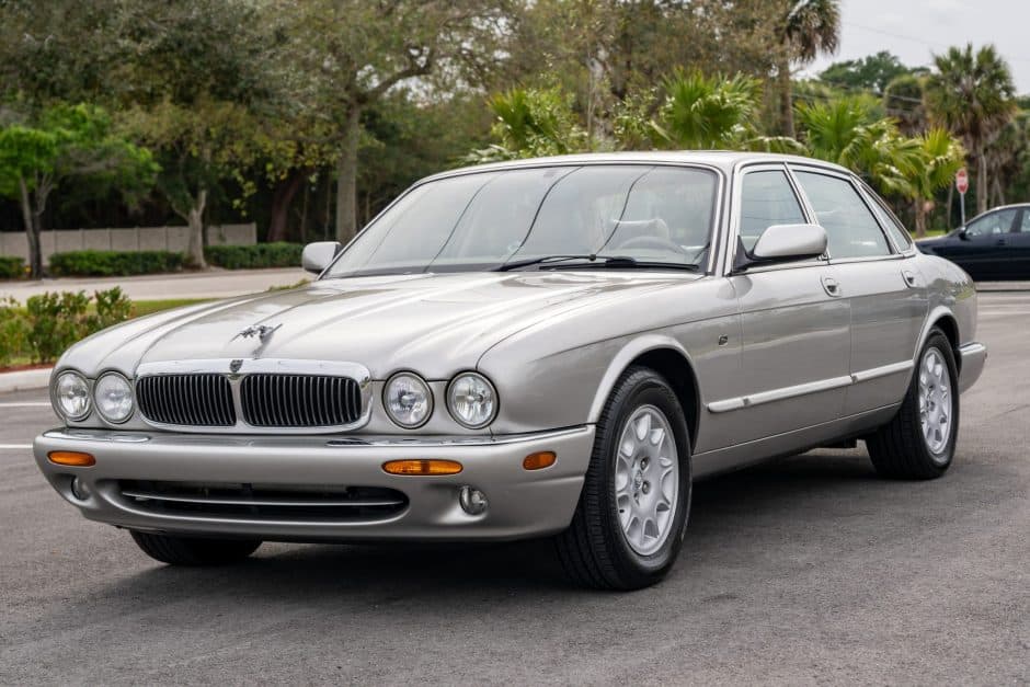 1998 Jaguar X308 XJR (1998-2003) sold for $8,100