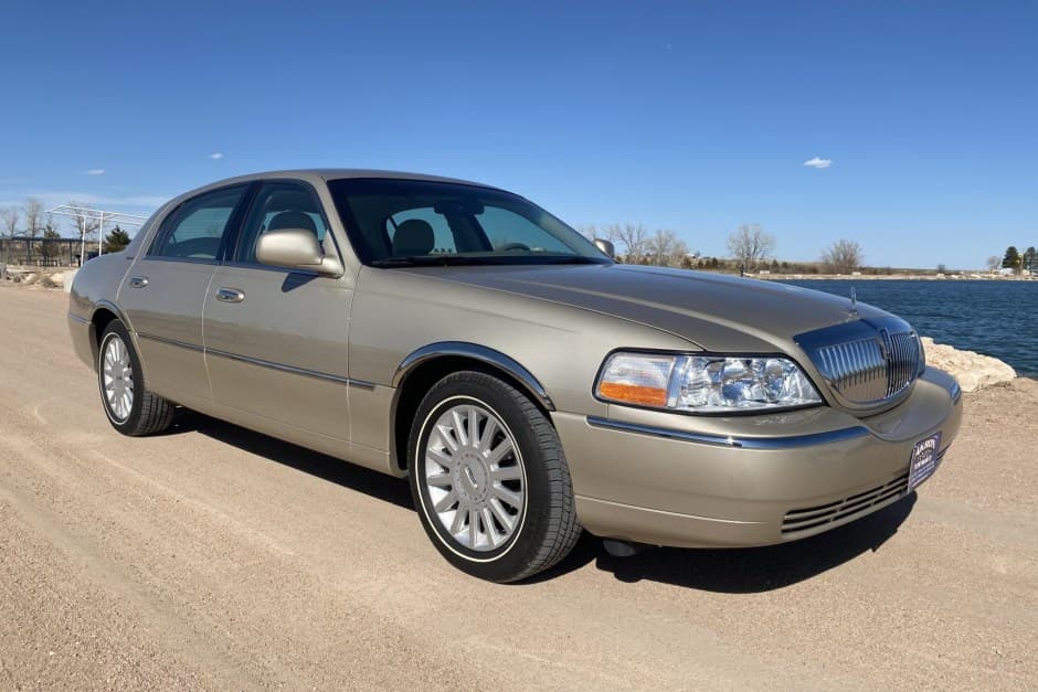2005 Lincoln Town Car sold for $19,000
