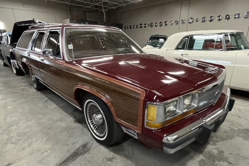 1989 Ford Country Squire sold for $5,500