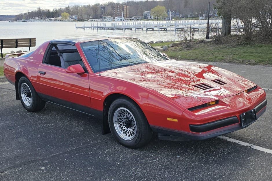 1986 Pontiac Firebird (1982-1992) sold for $8,500