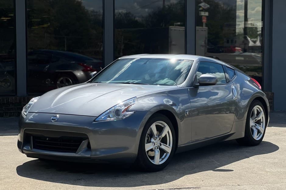 2011 Nissan 370Z sold for $26,120