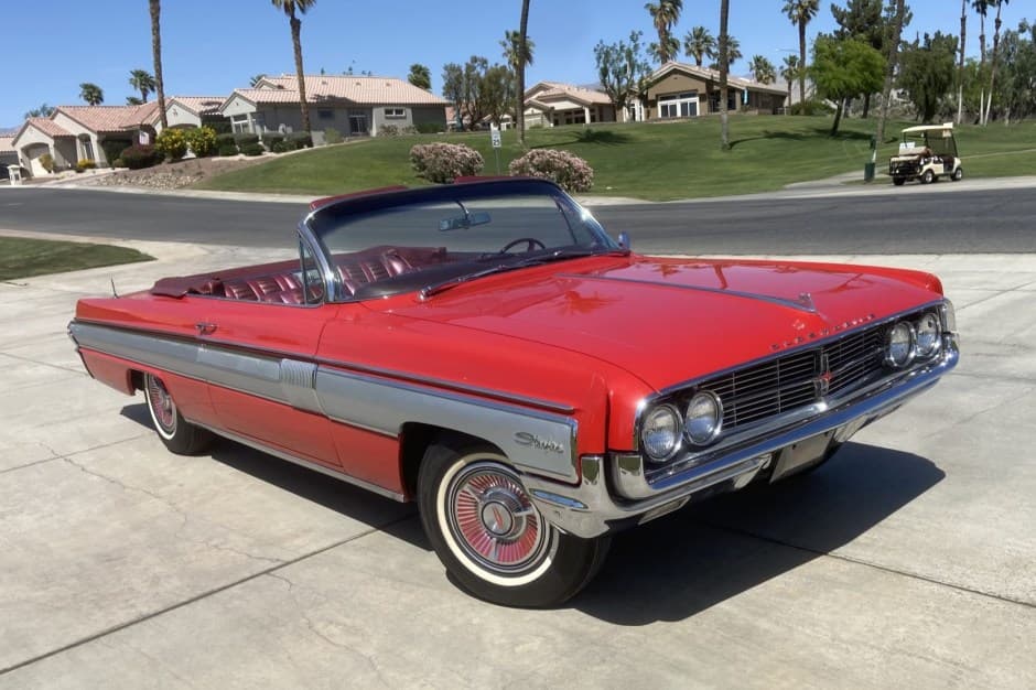 1962 Oldsmobile Starfire sold for $35,008
