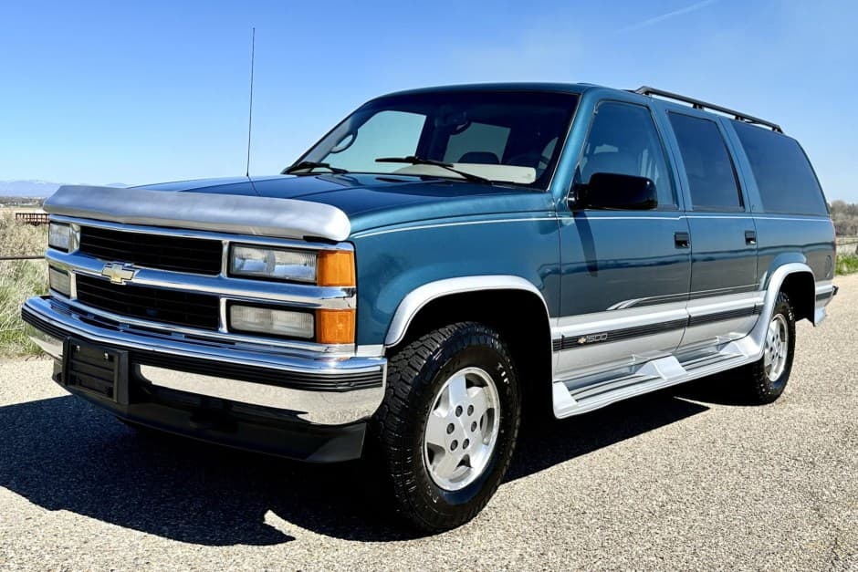 1995 Chevrolet Suburban (GMT400 1992-1999) sold for $12,000