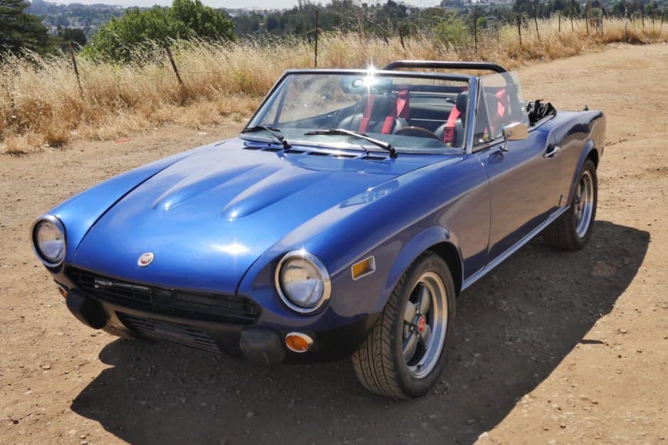 1975 Fiat 124 Spider (1966-1985) sold for $15,500