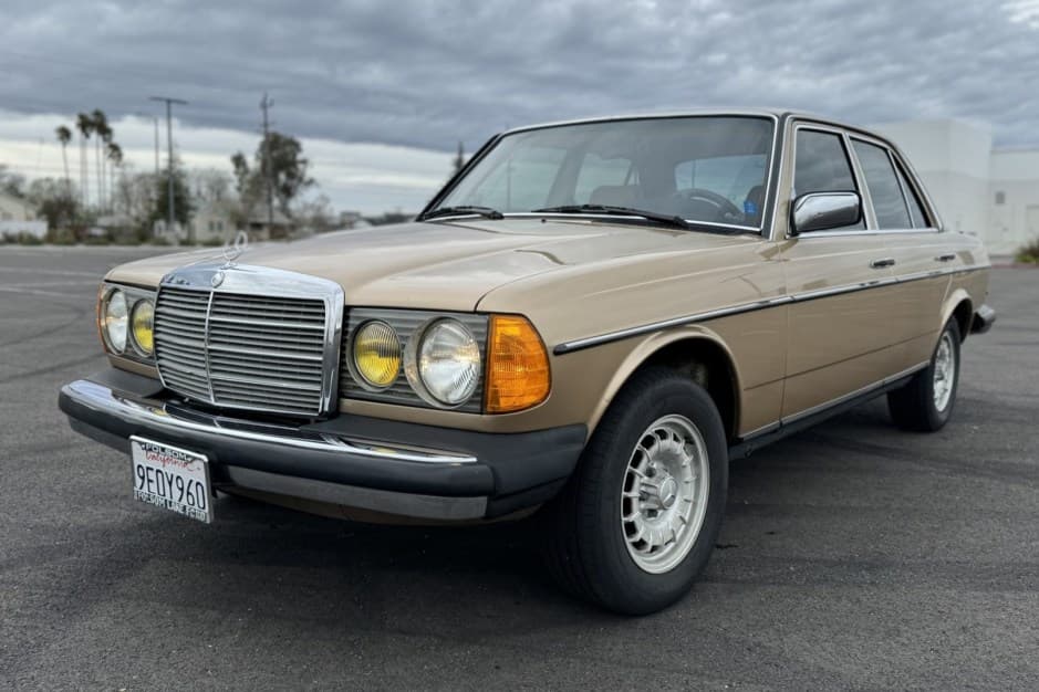 1984 Mercedes-Benz W123 sold for $9,600