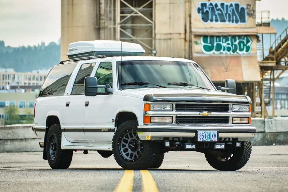 1995 Chevrolet Suburban (GMT400 1992-1999) sold for $9,400