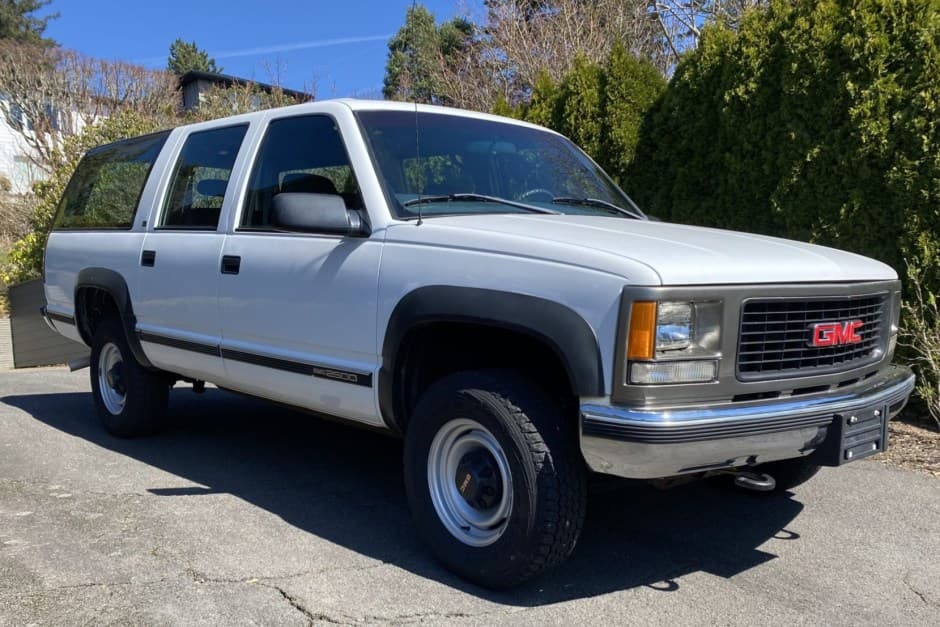 1998 GMC Suburban (GMT400 1992-1999) sold for $8,700