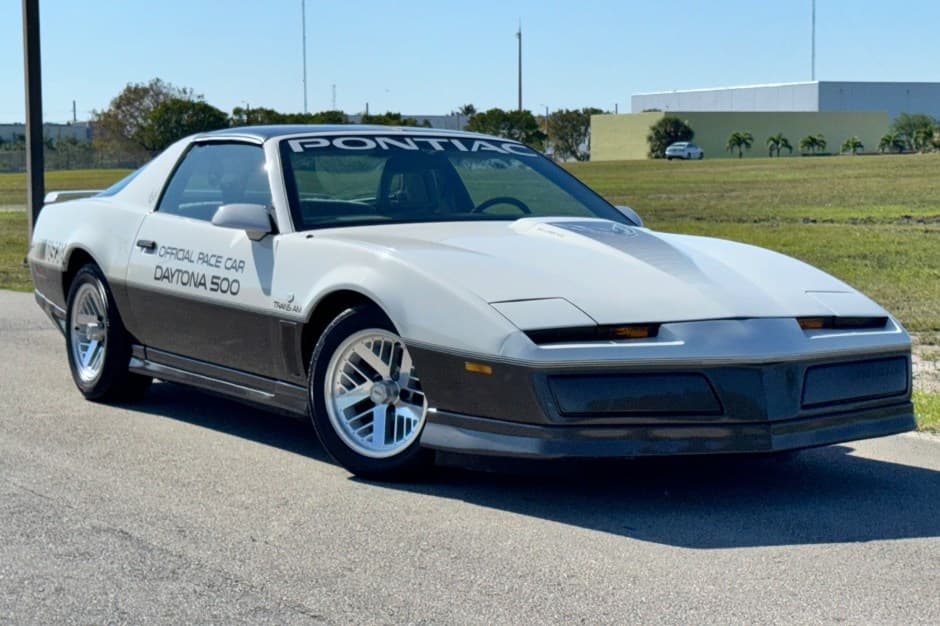1983 Pontiac Firebird (1982-1992) sold for $16,201