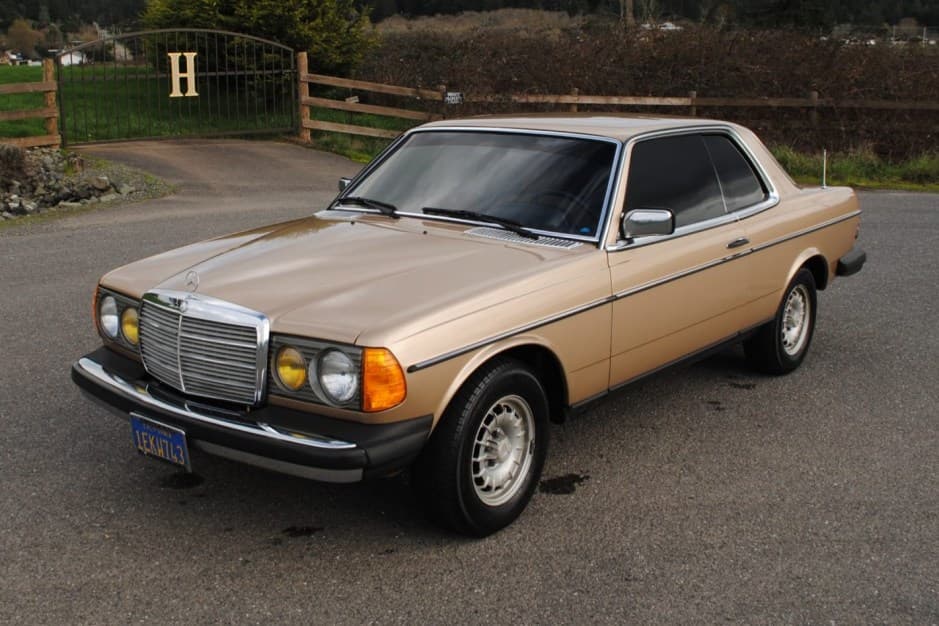 1982 Mercedes-Benz W123 sold for $19,327