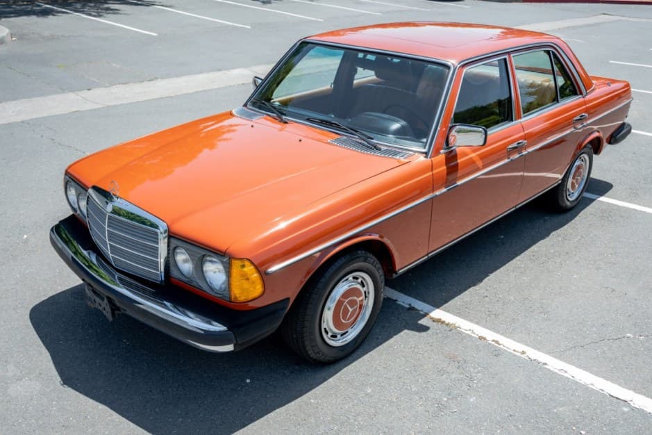 1977 Mercedes-Benz W123 sold for $13,500