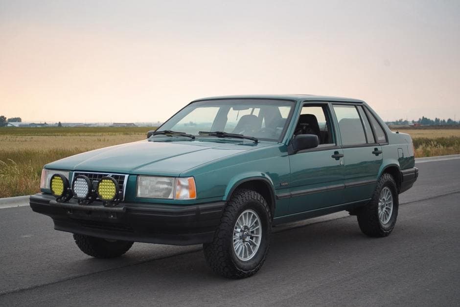 1995 Volvo 900-Series sold for $8,250