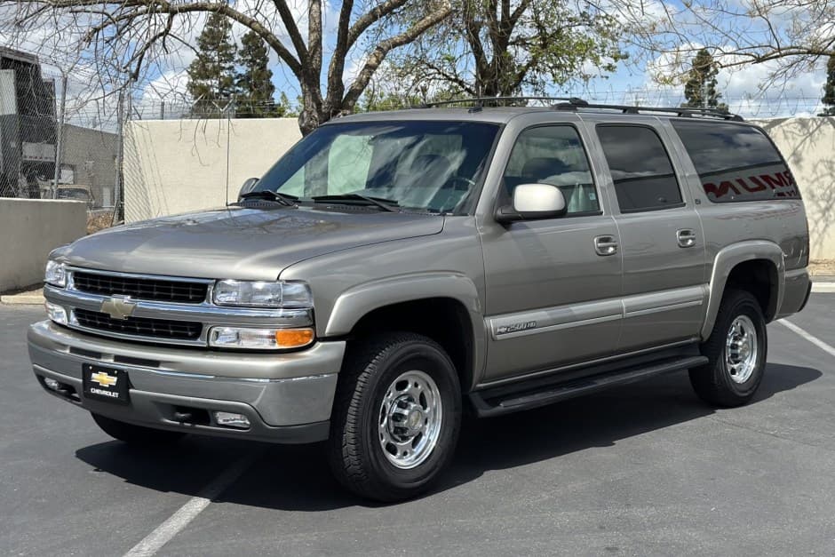 2002 Chevrolet Suburban (GMT800 2000-2006) sold for $17,500