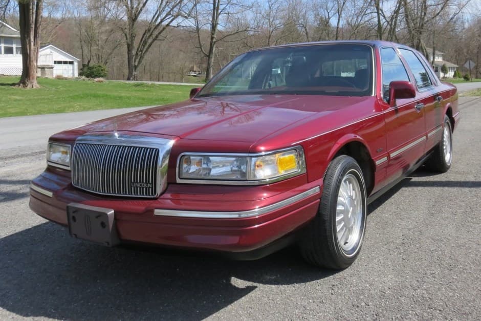 1997 Lincoln Town Car sold for $11,250