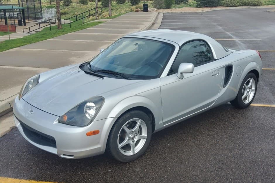 2001 Toyota W30 MR2 sold for $11,100