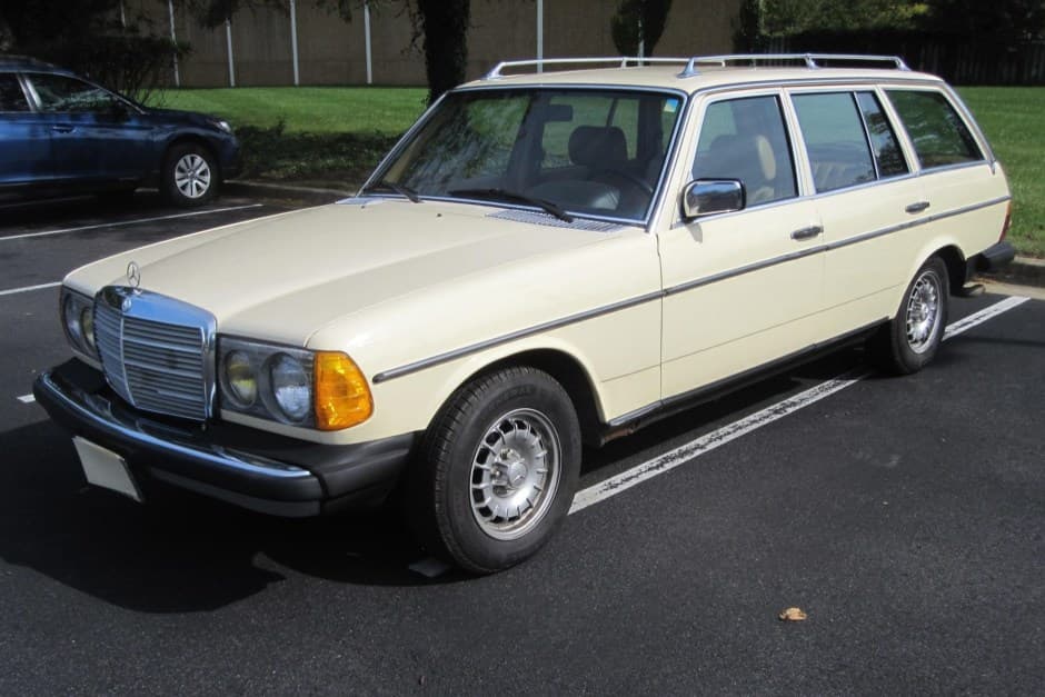 1982 Mercedes-Benz W123 sold for $8,600